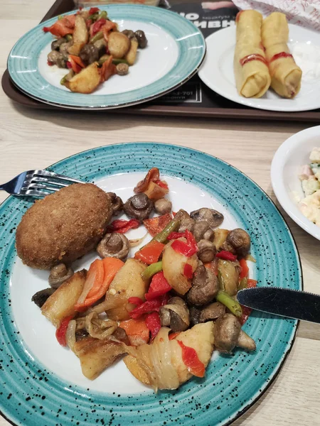 Πιάτο Πατάτες Και Μια Κοτολέτα Εστιατόριο Για Μεσημεριανό — Φωτογραφία Αρχείου