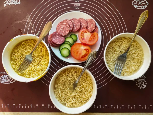 Ένα Στιγμιαίο Noodles Λουκάνικα Και Λαχανικά Fast Food — Φωτογραφία Αρχείου