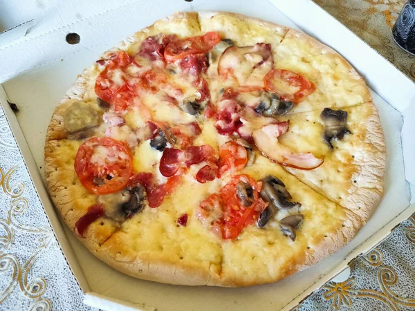 Вкусная Пицца Коробке Столе — стоковое фото