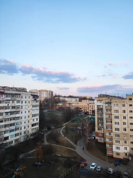 Utsikt Över Flervåningshus Staden Från Fönstret — Stockfoto