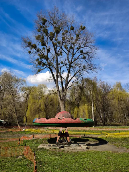 Baharda terk edilmiş eski bir eğlence parkı.