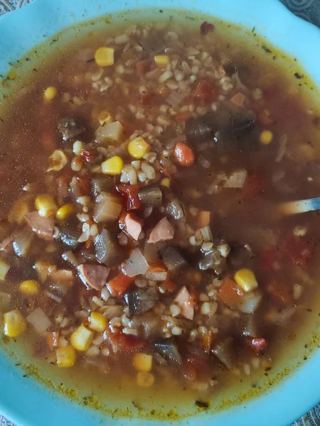 Eine Suppe Mit Gemüse Mais Und Würstchen Einer Schüssel — Stockfoto