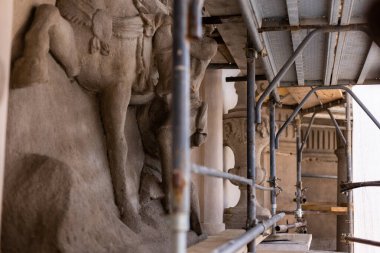 İskeleli eski bir İtalyan kalesinin restorasyonu.