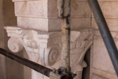 İskeleli eski bir İtalyan kalesinin restorasyonu.