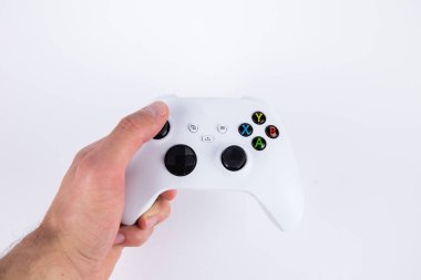 oyun konsolu oyun konsolu için beyaz arka planda bir joystick