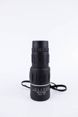 Beyaz arka planda gözlem için siyah monoküler