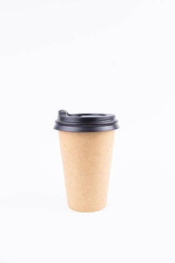 Kahve için kağıt bardak, kapaklı ve beyaz arka planda pipet.