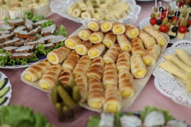 Lokantadaki masada lezzetli bir atıştırmalık ve yemek.