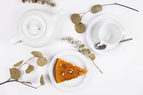咖啡和水壶放在茶碟上的一块蛋糕 — 图库照片