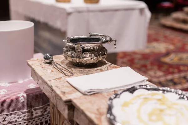 テーブルの上のカトリック教会の銀のボウル — ストック写真