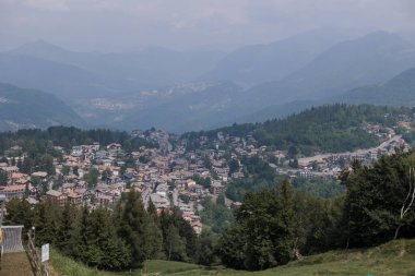 İtalya 'nın Alp dağlarında küçük bir kasaba