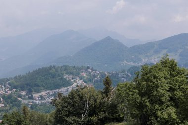 İtalya 'nın Alp dağlarında küçük bir kasaba