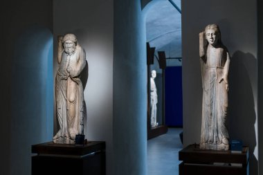 İtalya 'daki Katolik müzesindeki kilise heykelleri.