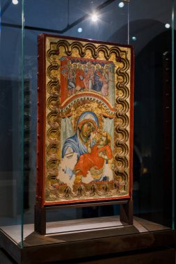 İtalya 'da bir müzenin camının arkasındaki antik dini Katolik ikonu.