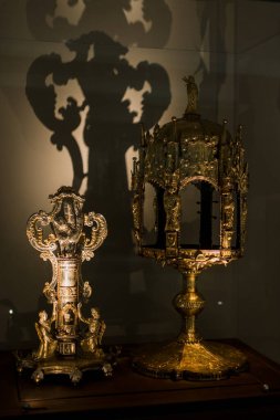 Eski moda metal şamdanların dekoru. Masada desenler ve yaldızlar var.