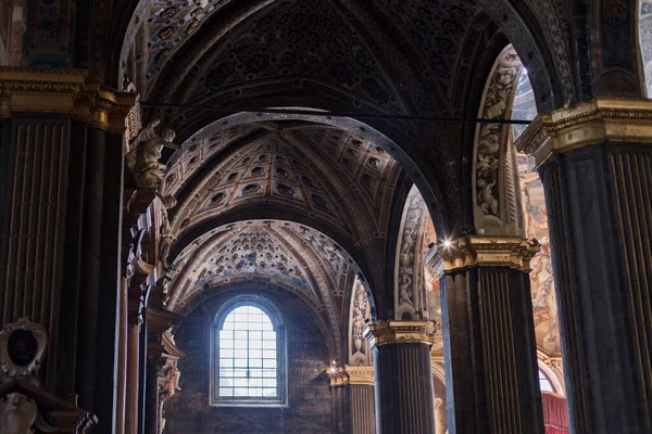 Hermosas Columnas Con Techo Arqueado Grandes Ventanales Una Antigua Iglesia — Foto de Stock