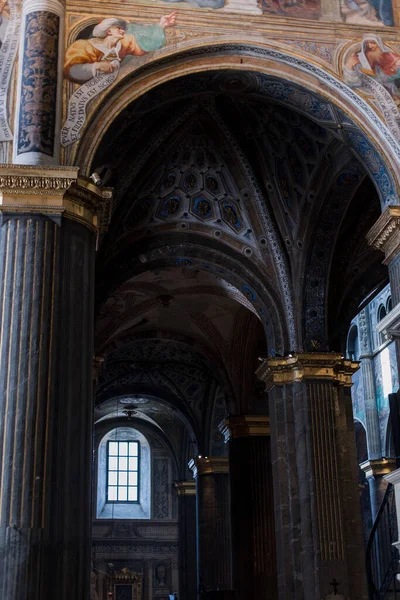 아름다운 기둥들에 모양의 탈리에 카톨릭 교회에 커다란 창문들이 — 스톡 사진