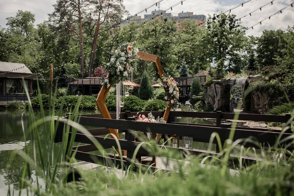 Tören Için Ahşap Bir Kemer Parktaki Kenarında Çiçekler Dekorla Birlikte — Stok fotoğraf