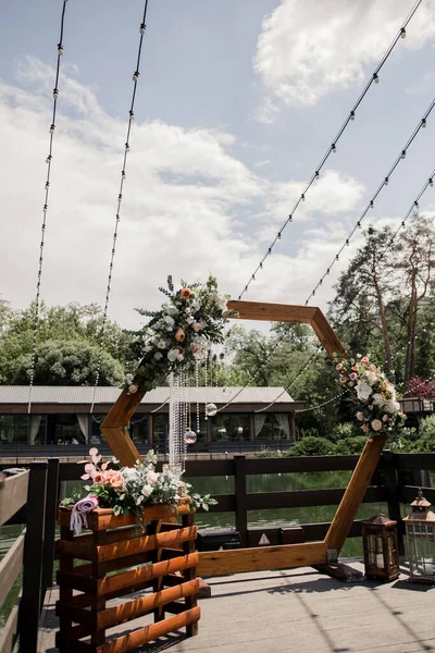 Wooden Wedding Arch Ceremony Flowers Decor Water Park — Stock Photo, Image