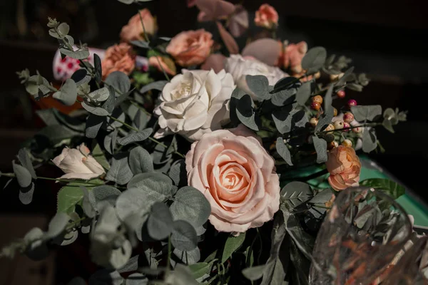 Bouquet Bellissimi Fiori Sul Tavolo Alla Cerimonia Nozze Anniversario Festa — Foto Stock