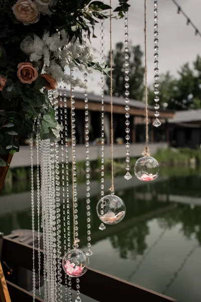 Uma Decoração Arco Casamento Com Cristais Flores Parque Perto Close — Fotografia de Stock
