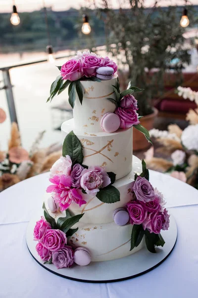 Великий Красивий Весільний Торт Ввечері Біля Арки Декором — стокове фото
