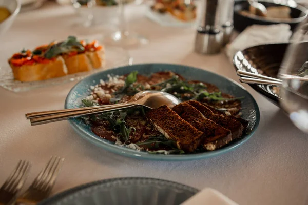 Lokantadaki Masada Siyah Ekmekli Aperatif — Stok fotoğraf