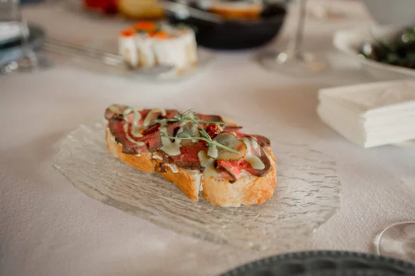 Masadaki Restoranda Etli Salatalıklı Aperatif Sandviç — Stok fotoğraf
