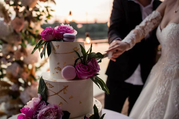 Een Bruid Bruidegom Bruiloft Snijden Bruidstaart — Stockfoto