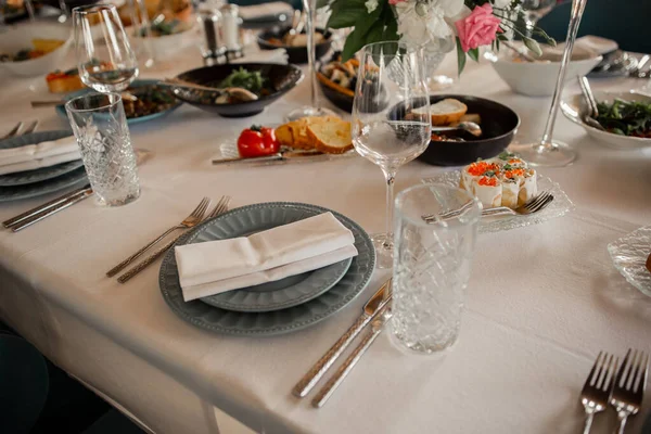 Πιάτο Σερβιρίσματος Μαχαιροπίρουνα Στο Τραπέζι Του Εστιατορίου — Φωτογραφία Αρχείου