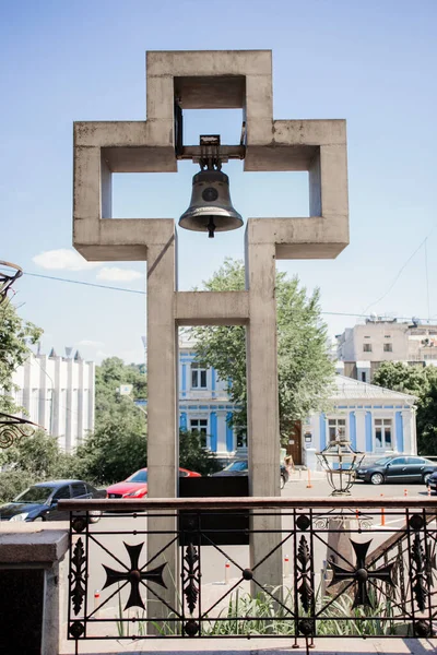 Kříž Velkým Zvonkem Blízkosti Katolického Kostela — Stock fotografie