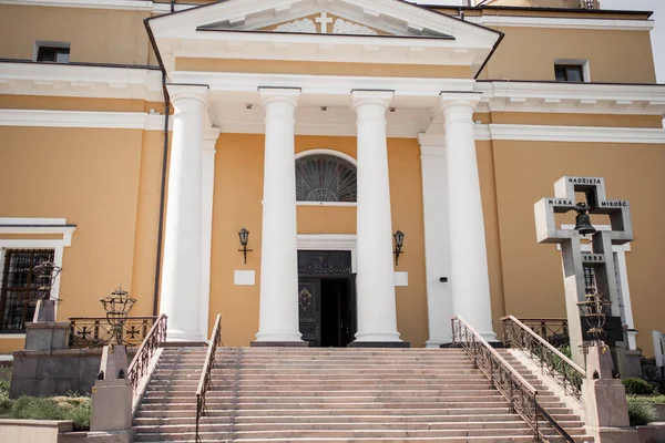白色柱子的天主教大教堂的入口 — 图库照片
