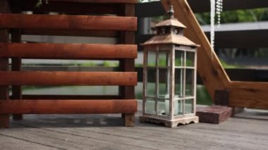 Yere mum konmuş cam fener.