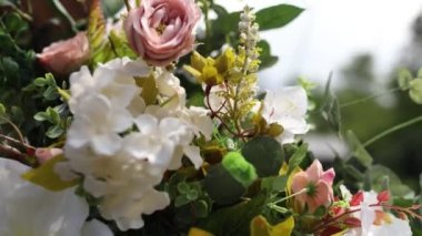 Düğün töreni için kemerin dekoru. Çiçeklerle yakın plan.