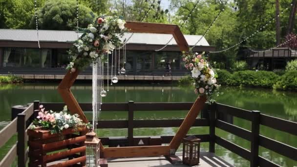 Boog Voor Huwelijksceremonie Staat Zomer Het Water Tuin — Stockvideo
