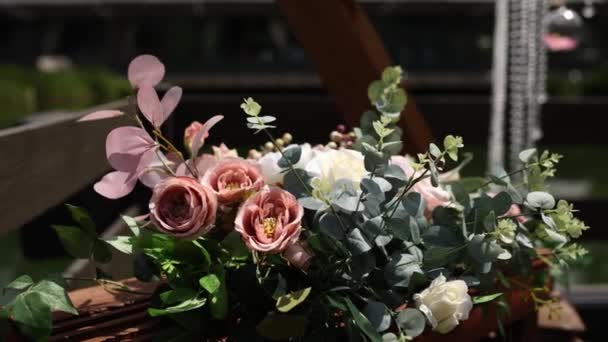 Decor Van Boog Voor Bruiloft Ceremonie Met Bloemen Close — Stockvideo