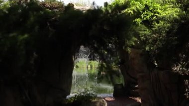 Yazın göl kenarındaki küçük şelalede taşlar.