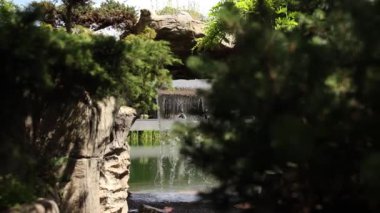 Yazın göl kenarındaki küçük şelalede taşlar.