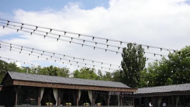 Glödlampor Territoriet Restaurangen Parken Mot Den Blå Himlen — Stockvideo