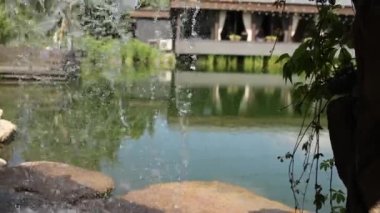 Göletli bir restoran kompleksinde dekoratif şelale.