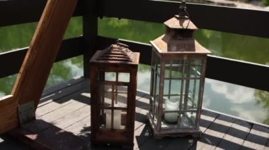 Düğün tatilinde bir restoranın zemininde cam ve ahşaptan yapılmış dekoratif şamdanlar.