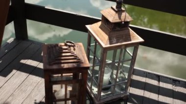 Düğün tatilinde bir restoranın zemininde cam ve ahşaptan yapılmış dekoratif şamdanlar.