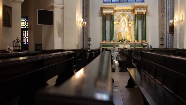 Długie Drewniane Ławki Kościele Katolickim Wewnątrz — Wideo stockowe