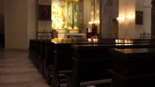Długie Drewniane Ławki Kościele Katolickim Wewnątrz — Wideo stockowe
