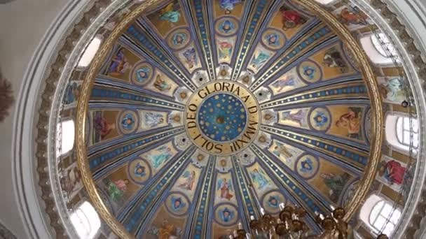 Piękny Okrągły Sufit Obrazami Kościele Katolickim — Wideo stockowe
