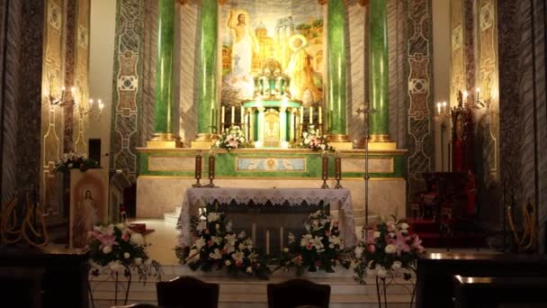 Piękny Ołtarz Kościoła Katolickiego Wewnątrz Wystrój Świece — Wideo stockowe
