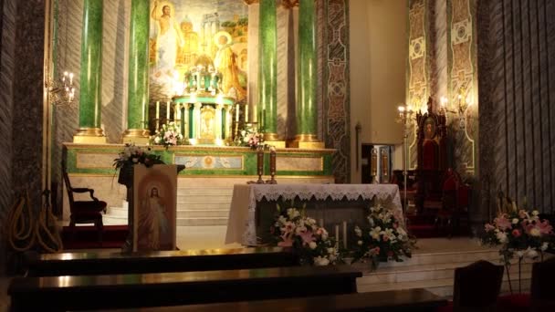 Piękny Ołtarz Kościoła Katolickiego Wewnątrz Wystrój Świece — Wideo stockowe
