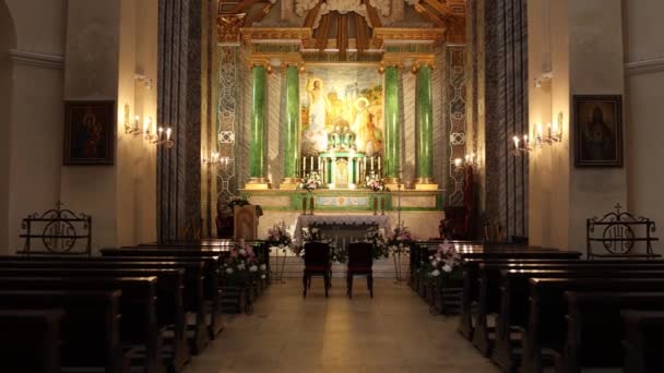 Duży Kościół Katolicki Ławkami Ołtarzem — Wideo stockowe