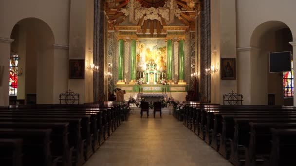 Duży Kościół Katolicki Ławkami Ołtarzem — Wideo stockowe