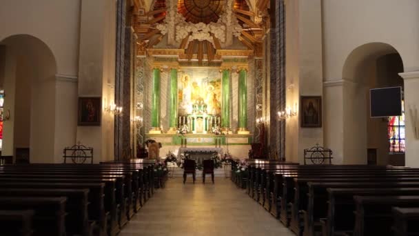 Large Catholic Church Benches Altar — Vídeo de Stock